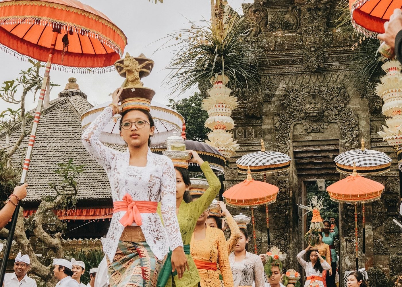 Balinese women in traditional dress at a temple ceremony