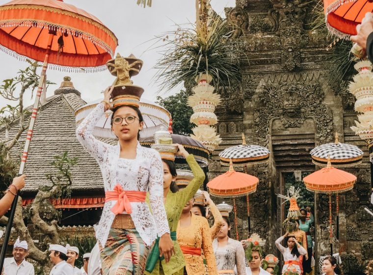 Balinese women in traditional dress at a temple ceremony