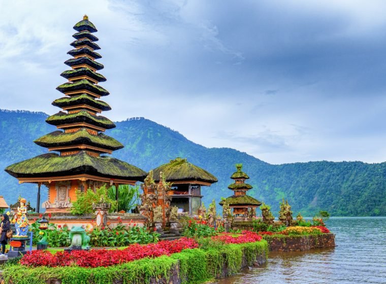 Multi-tiered meru shrine at Ulun Danu Beratan with mountains behind